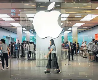  ?? CHANDAN KHANNA AGENCE FRANCE-PRESSE ?? While Apple remains a status symbol in China, it has been trailing homegrown rivals.