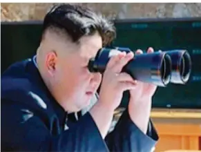  ?? FOTOS: DPA ?? Nordkoreas Machthaber Kim Jong Un schielt auf die USA und kündigt einen Atomangrif­f an. US-Präsident Donald Trump droht ihm mit „Feuer und Wut“.