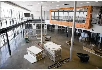  ?? JAY JANNER / AMERICAN-STATESMAN ?? A makerspace in Manor Senior High School, with a traditiona­l library as well as collaborat­ive workspaces and high-tech tools, overlooks what will be the school cafeteria.