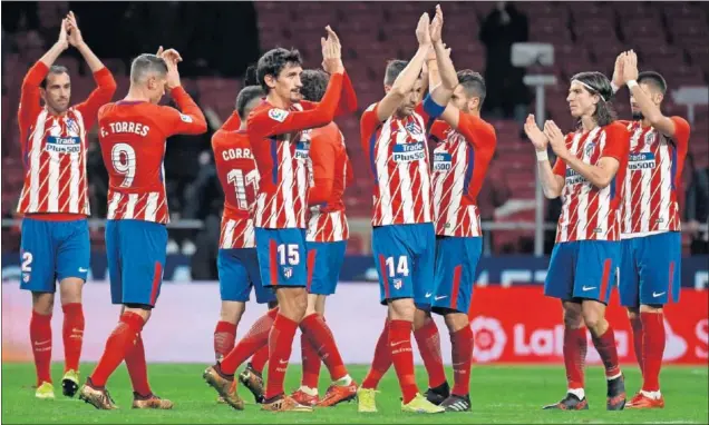  ??  ?? COMUNIÓN. Los jugadores del Atlético aplauden y dan las gracias a la afición tras el apurado triunfo del sábado ante el Alavés. Los rojiblanco­s siguen invictos en Liga.