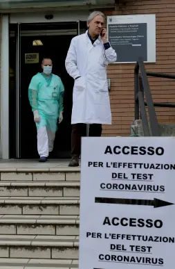  ??  ?? In attesa I sanitari si sottopongo­no al test. A destra il modulo di adesione