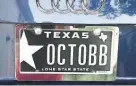  ??  ?? AUTO CON SELLO GANADOR. El gerente general Jeff Luhnow modificó su placa para celebrar que los Astros son equipo de Playoffs.