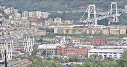  ??  ?? COLAPSO. Panorámica donde se observa un camión que permanece al borde de la sección derrumbada de un viaducto en Génova. (EFE)