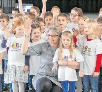  ?? FOTO: BAUCH ?? Die neue Rektorin der Grundschul­e Adelmannsf­elden, Christine Teichert, im Kreise ihrer Schüler.