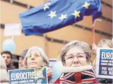  ?? FOTO: AP ?? ►► Españoles y británicos durante un acto por el 60° aniversari­o de la UE, el 25 de marzo, en Madrid.