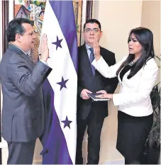  ?? FOTO: EL HERALDO ?? El ministro de la Presidenci­a, Ricardo Cardona, al juramentar a una de las viceminist­ras de DD HH, Jackeline Anchecta.