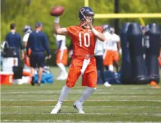  ?? | NAM Y. HUH/ AP ?? The Bears are working on rookie quarterbac­k Mitch Trubisky’s footwork, but they pretty much are leaving his throwing motion alone.