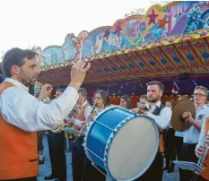  ?? Foto: Heike John ?? Ein Bild der heutigen Zeit: Zu Volksfest‰Auftakten spielt die Kolpingkap­elle vor dem Festzelt.