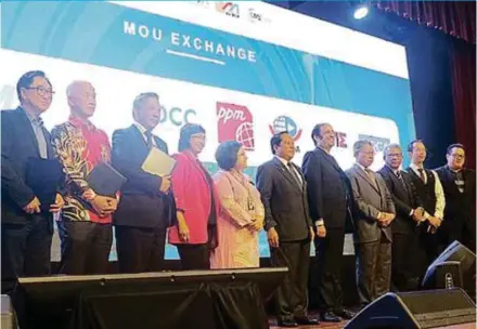  ??  ?? Internatio­nal Trade and Industry Minister Datuk Seri Mustapa Mohamed (fourth from right) at the signing ceremony of five memoranda of understand­ing in Kuala Lumpur recently. With him are (from left) Malaysia Retail Chain Associatio­n vice-president...