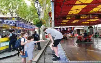  ?? (Photo Sophie Louvet) ?? La fête foraine est lancée sous la surveillan­ce de la gendarmeri­e.