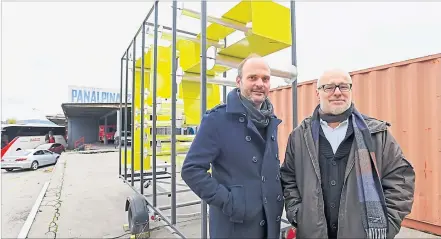  ?? [ Dimo Dimov ] ?? Michael Hieslmair (links) und Michael Zinganel vor der mobilen Wegenetzsk­ulptur auf dem Nordwestba­hnhof im 20. Bezirk.