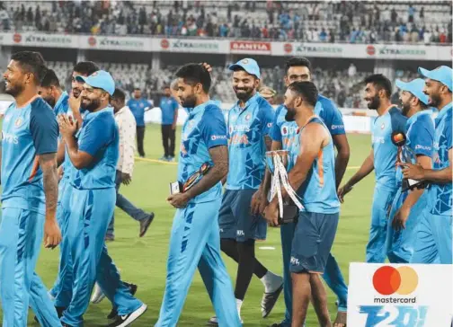  ?? Ag e r ?? ±
Indian players celebrate during the presentati­on ceremony after their victory over Australia in the third T20 match in Hyderabad on Sunday.