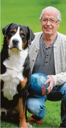  ?? Foto: Ulrich Wagner ?? Die Bowlingkug­el hat er noch nicht aus der Hand gelegt. Auch mit 74 Jahren ist Hans Lösch der Sportart noch verbunden und spielt aktiv. Mit seiner zweiten Ehefrau und Hund Leo lebt Lösch in Untermeiti­ngen.