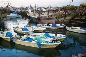  ?? —Photo by Yasser Al-Zayyat ?? KUWAIT: Fishermen pack up their gear at a Sharq harbor following a long day of work yesterday.