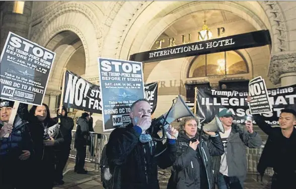  ?? JOSE LUIS MAGANA / AP ?? Activistas en defensa de los derechos civiles en uno de los diversos actos de protesta del fin de semana ante el hotel Trump de Washington DC