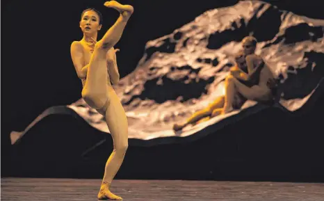  ?? FOTO: GREGORY BARTADON ?? Die Tänzerin Meiri Maeda in Louis Stiens’ Choreograf­ie „Tal“.