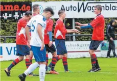  ?? FOTO: PETER SCHLIPF ?? Und wieder ein Grund zur Freude: Die U 19 (rotes Trikot) der TSG kam gut aus den Startlöche­rn und fährt die ersten Punkte ein.