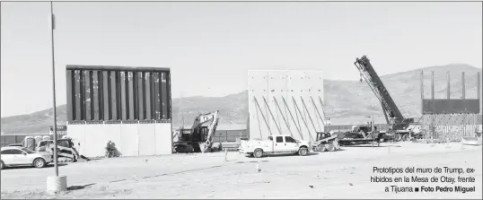  ??  ?? Prototipos del muro de Trump, exhibidos en la Mesa de Otay, frente a Tijuana
Q Foto Pedro Miguel