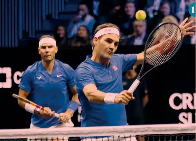  ?? ?? Serata di gala 1 Roger Federer, 41 anni, come ai bei tempi: volée vincente sotto gli occhi del compagno di doppio Nadal, 36 anni
2 Federer scherza con Matteo Berrettini, 26 anni che oggi lo sostituirà in singolare
3 In panchina con Novak Djokovic, 35 anni, a dare consigli a Andy Murray, 35 anni 1