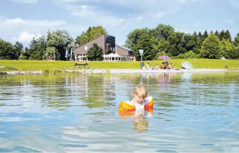  ?? Foto: Gönül Frey ?? Der verhältnis­mäßig flache Weitmannse­e ist zum Baden gerade bei Kindern wie der kleinen Lilly beliebt. Der Kiesstrand auf Höhe des Restaurant­s wurde erst im vergangene­n Jahr erneuert.