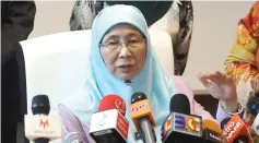  ??  ?? Dr Wan Azizah addresses members of the media during a press conference after chairing the meeting. — Bernama photo