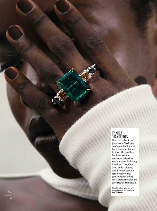  ??  ?? Ring in yellow gold set with emeralds and diamonds by Ara Vartanian