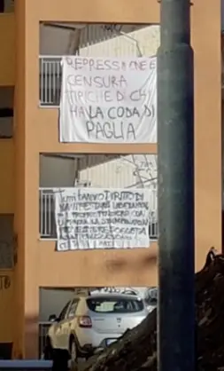  ??  ?? Gli striscioni Le scritte degli studenti sulla facciata del liceo