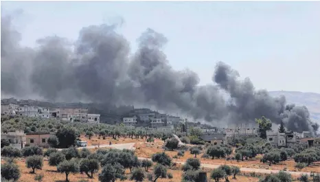  ?? FOTO: AFP ?? Erste Angriffswe­lle in Muhambal, 30 Kilometer südwestlic­h von Idlib. Der Kreml versuchte, die ersten Militärein­sätze seines Landes in Syrien seit mehr als drei Wochen zu rechtferti­gen.