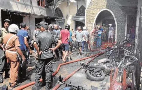  ?? EFE ?? Efectos del atentado contra la iglesia de S. Antonio en la capital de Sri Lanka, que dejó 138 muertos