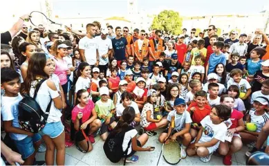  ?? ADRIA TENNIS TOUR OFFICIAL ?? TIDAK ADA SOCIAL DISTANCING: Novak Djokovic (tengah) dan para peserta Adria Tour, termasuk Grigor Dimitrov, bermain dalam kid’s day di Zadar, Kroasia, Jumat lalu (19/6). Turnamen ini langsung dihentikan begitu Dimitrov mengabarka­n bahwa dirinya positif terjangkit Covid-19.