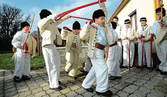  ?? FOTO MAFRA - JAN KARÁSEK ?? Tanec pod šable ze Strání je unikátní bohatou choreograf­ií a tanečními figurami