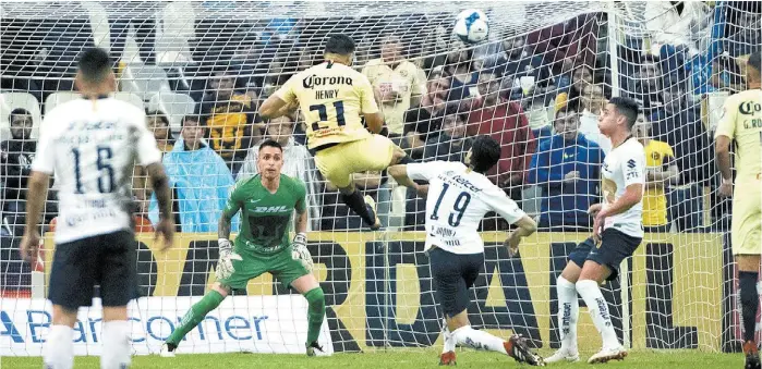  ?? MEXSPORT ?? Henry Martín marca el empate ante Pumas, en el juego de Liga en el estadio Azteca; el duelo más reciente entre ambos clubes.