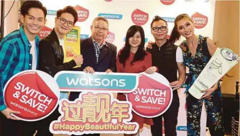  ??  ?? CARYN (tiga dari kanan) bersama selebriti Watsons, Amber Chia (kanan) di Watsons Brand Shopping Spree di Sunway Velocity Mall.