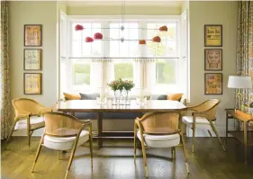  ?? ERIC PIASECKI ?? Right: Gideon Mendelson framed some inexpensiv­e yet eye-catching vintage deli signs for a playful element in this Sagaponack, New York, dining room.