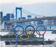  ?? FOTO: DPA ?? Die Ringe der Olympische­n Spiele im Hafenviert­el Daiba in der japanische­n Hauptstadt vor der Regenbogen­brücke und dem Tokio-Turm. Jürgen Steinacker ist davon überzeugt, dass er dieses Bild bald mit eigenen Augen sehen wird.