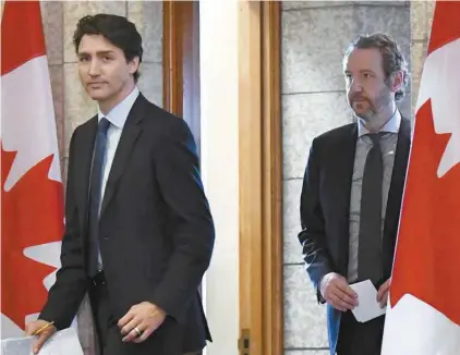  ?? JUSTIN TANG LA PRESSE CANADIENNE ?? Gerald Butts, principal conseiller et ami personnel de Justin Trudeau, a démissionn­é dans la foulée de l’affaire SNC-Lavalin. Sur cette photo prise en avril 2018, on voit les deux hommes qui sortent d’une séance de travail au bureau du premier ministre.