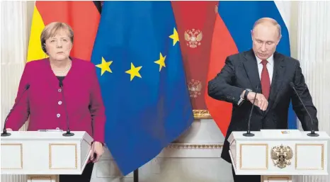  ?? ARCHIVFOTO: PAVEL GOLOVKIN/DPA ?? Die Stimmung war auch schon besser: Bundeskanz­lerin Angela Merkel und der russische Präsident Wladimir Putin, hier bei einer gemeinsame­n Pressekonf­erenz im Januar vergangene­n Jahres, treffen sich an diesem Freitag in Moskau. Der Umgang des Kreml mit Alexej Nawalny belastet die Beziehunge­n zwischen beiden Ländern.