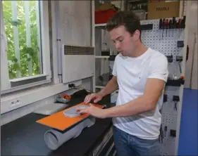  ??  ?? Le procédé peut prendre place à bord de bateaux en polyester, en aluminium ou en carbone. La pièce orange représente ici la coque dans laquelle vient s’immiscer la trappe par laquelle sortira le pare-battage gonflable.