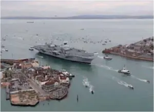  ??  ?? Le Queen Elizabeth entre dans le port de Portsmouth. La question de la « bosse budgétaire » est tout aussi problémati­que au Royaume-uni qu’en France. (© Crown Copyright)