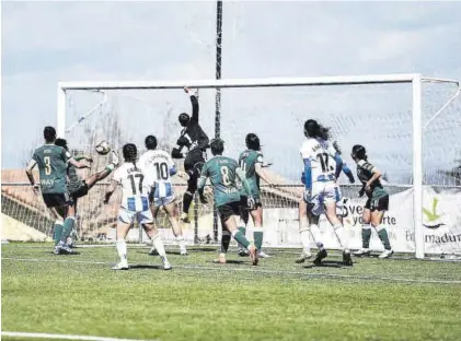  ?? CARLOS GIL ?? El balón supera a Delia en el gol del triunfo del Espanyol.