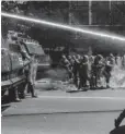  ?? FOTO: AP ?? > Policía usa agua para dispersar la protesta.