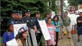  ?? FRAN MAYE – DIGITAL FIRST MEDIA ?? Kennett Square children and police officers discuss the ways the community has benefitted from a positive interactio­n with police on Tuesday night.