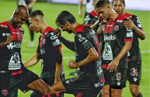  ?? JOHN durán ?? Bryan Ruiz jugó los 90 minutos por primera vez desde que volvió a Liga Deportiva Alajuelens­e, y de paso anotó. Tuvo esta peculiar celebració­n con su compañero Adolfo Machado (izquierda).