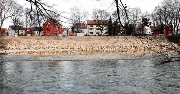  ?? Fotos: Silvio Wyszengrad ?? Das ist der Blick von der anderen Uferseite auf einen Teil des Flößerpark­s in Lechhausen. Bäume wurden an dieser Stelle gefällt, das Ufer ist abgeflacht. Hier soll künftig ein Wasserspie­lplatz errichtet werden. Zum Pro jekt gehört ferner der Bau eines...