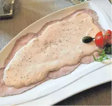 ?? FOTO: NYF ?? Italienisc­her Vorspeisen­klassiker: Vitello Tonnato, würzige Thunfischs­oße auf feinen Kalbfleisc­hscheiben.