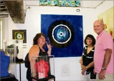  ?? ?? Les deux artistes (à droite) aiment échanger avec les visiteurs (ici à gauche Karine Chakir, adjointe déléguée à la culture. (Photo B. C.)
