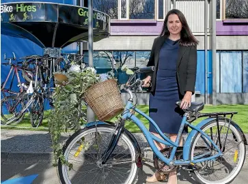  ?? MURRAY WILSON/ STUFF ?? Keynote speaker Lucy Saunders soaks up Palmerston North’s welcome to the 2 Walk and Cycle conference.