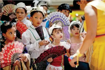  ?? [PHOTO BY BRYAN TERRY, THE OKLAHOMAN ARCHIVES] ?? In addition to retail outlets, offices and other service providers SRM Global Partners plans to bring to Heritage Park Mall, it also sponsors various cultural events in its venues. Here, children listen to instructio­ns before participat­ing in a skit...