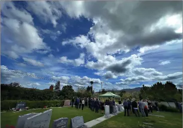  ?? SHMUEL THALER — SANTA CRUZ SENTINEL ?? Family, friends and former colleagues gather on Monday at Los Gatos Memorial Park in Los Gatos as beloved local author and teacher Amy Ettinger is laid to rest.