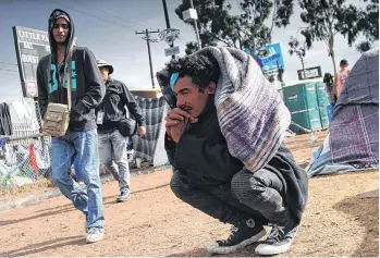  ??  ?? Las autoridade­s de Tijuana temen que las condicione­s en las que se encuentra los inmigrante­s el primer albergue “podrían provocar serios problemas de salud”./EFE.